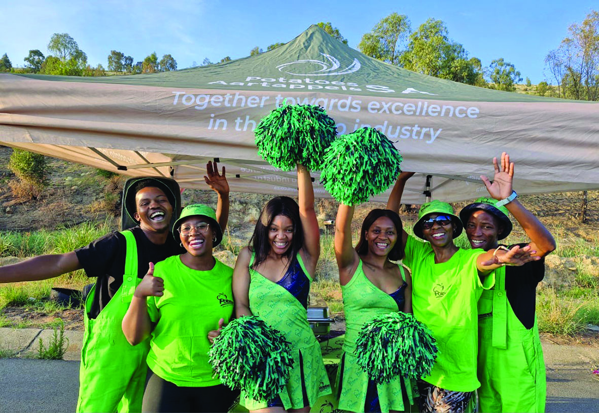 The Potatoes SA team was stationed at a water table, where they handed out cooked and well-salted baby potatoes to the runners.